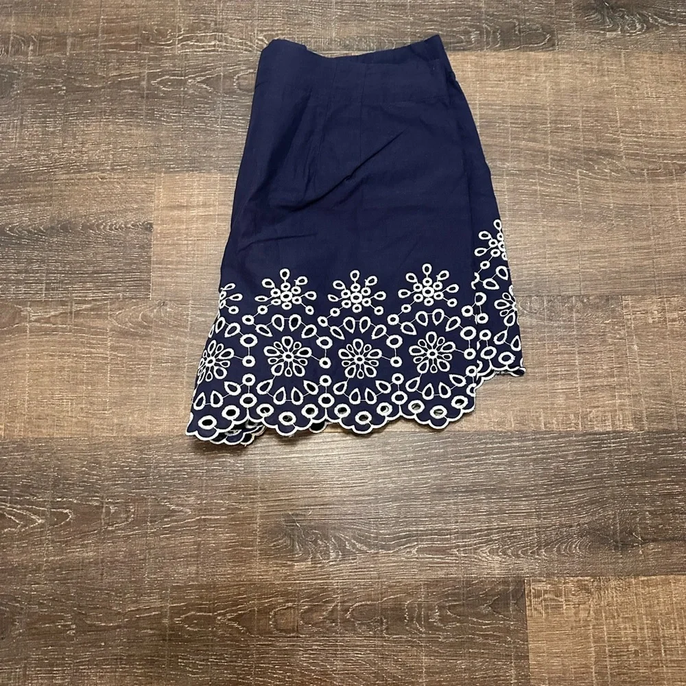Loft Women's Floral Eyelet Pleated High Waist Navy Shorts Size 14 - Picture 2 of 6